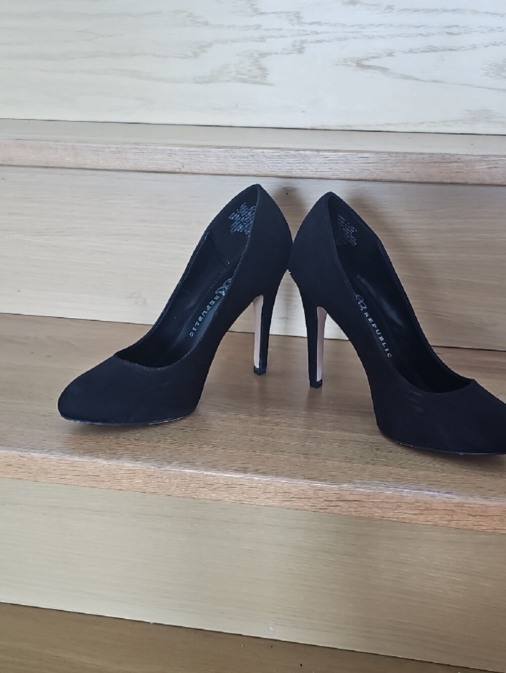 Rock & Republic Black Suede Pointed-Toe Stiletto Heels - Picture 5 of 5